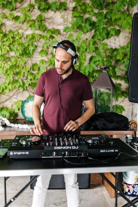 DJ Crescendo - performance photo 2