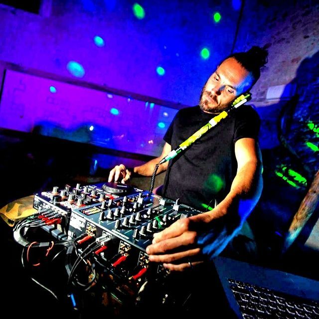 DJ Zano - performance photo 3