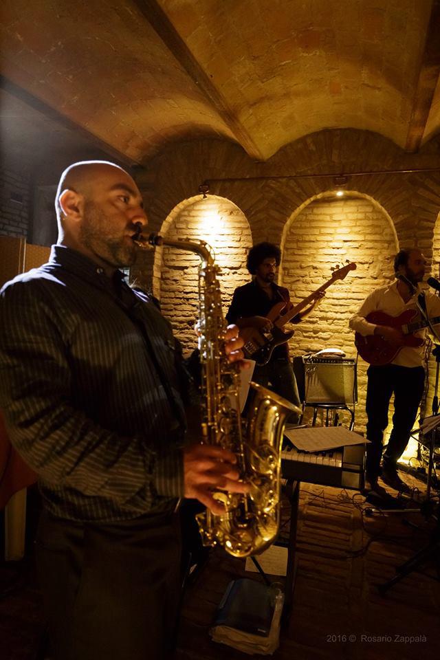The Curious Groove Band - performance photo 1