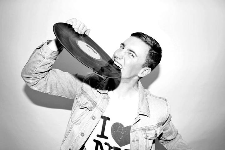 DJ Glenny - performance photo 9