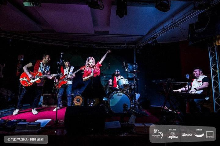 Tania Sings - performance photo 2