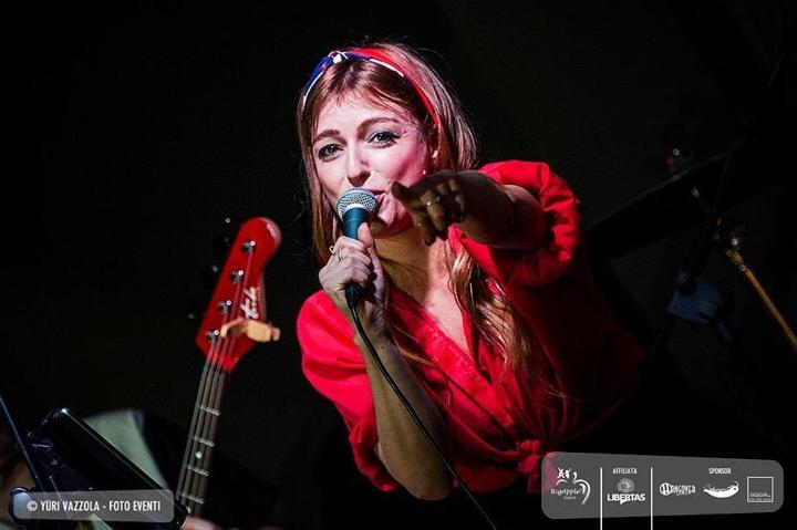 Tania Sings - performance photo 1