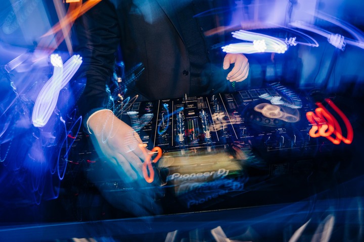 DJ Leo - performance photo 1