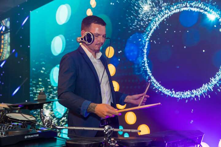 DJ On Drums - performance photo 1