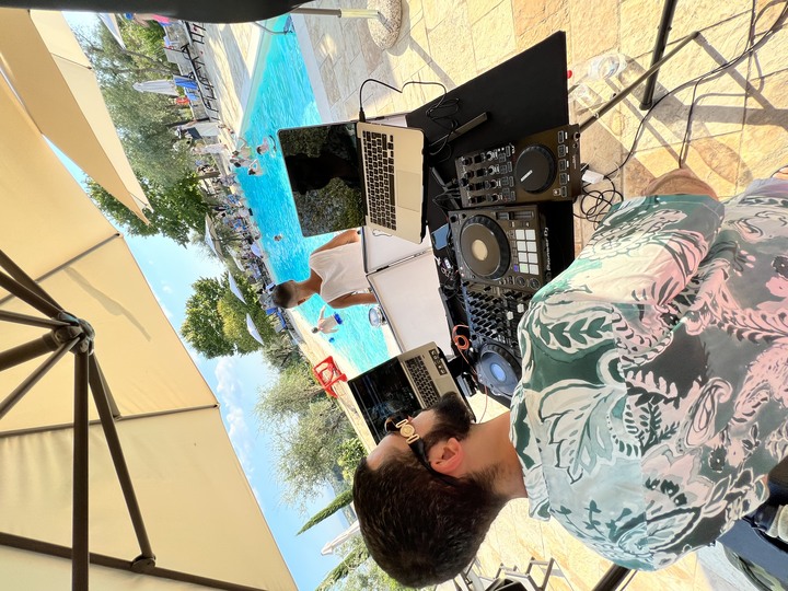 DJ Leon - performance photo 6