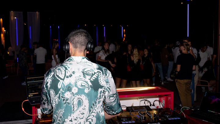 DJ Leon - performance photo 13