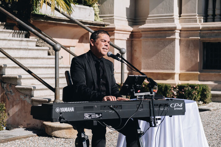 Max Sings
