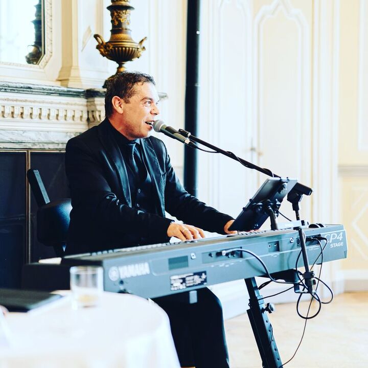 Max Sings - performance photo 3