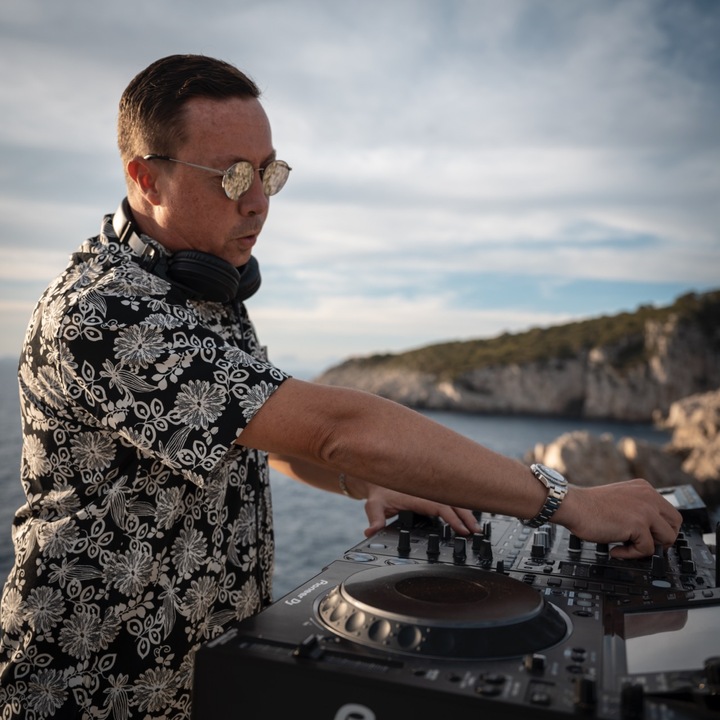 DJ Capri Grooves - performance photo 3