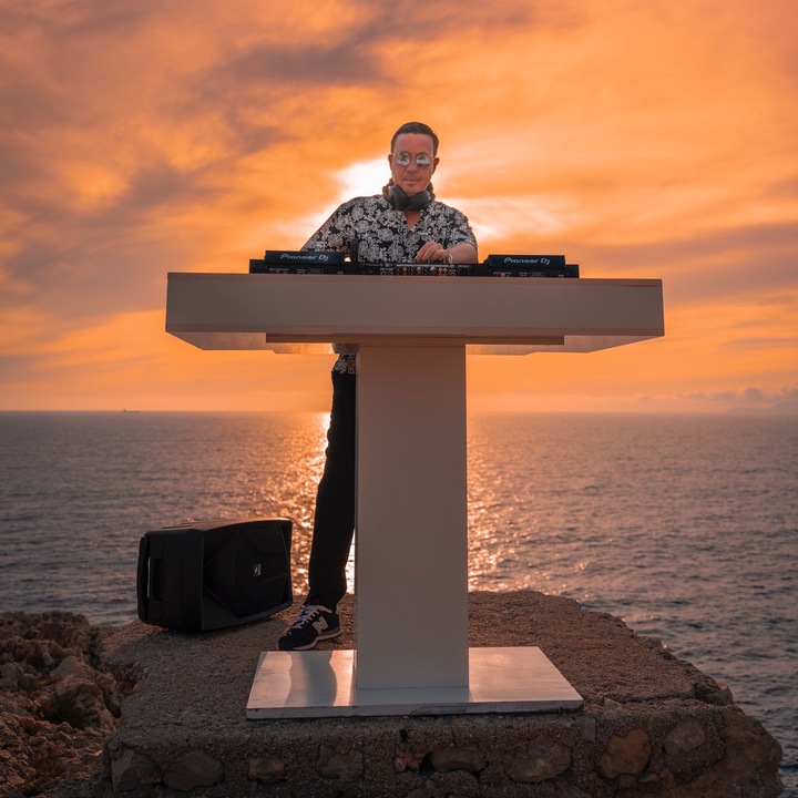 DJ Capri Grooves - performance photo 4