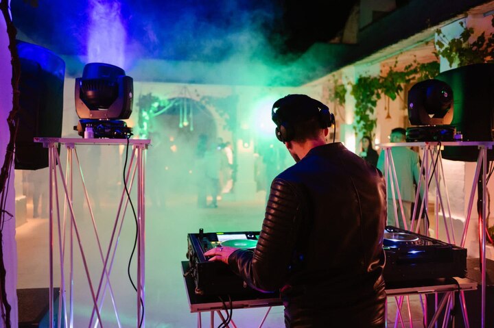 DJ Otsis - performance photo 1