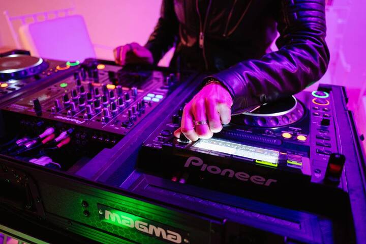DJ Otsis - performance photo 8