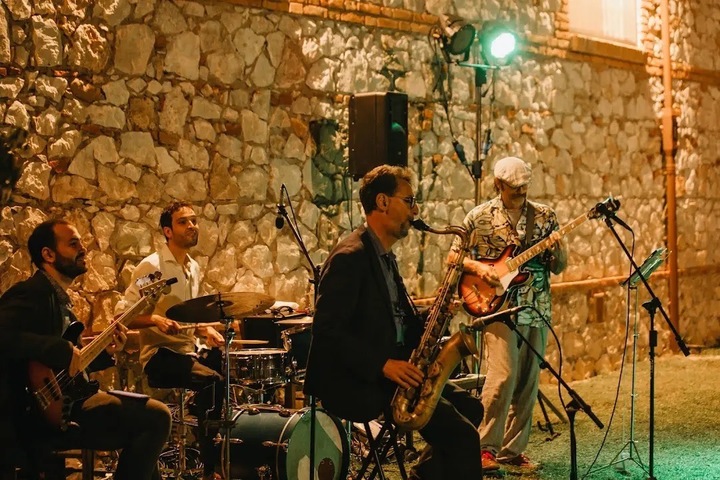 Tuscan Smooth Grooves - performance photo 4