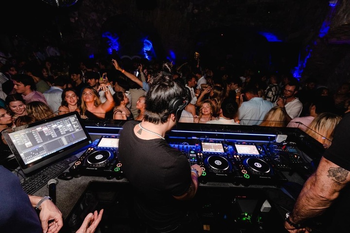 Amalfi Coast DJ - performance photo 9