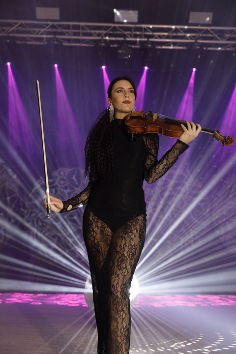 Sardinia Violinist - performance photo 16