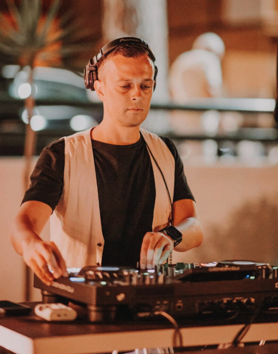 DJ Val - performance photo 12