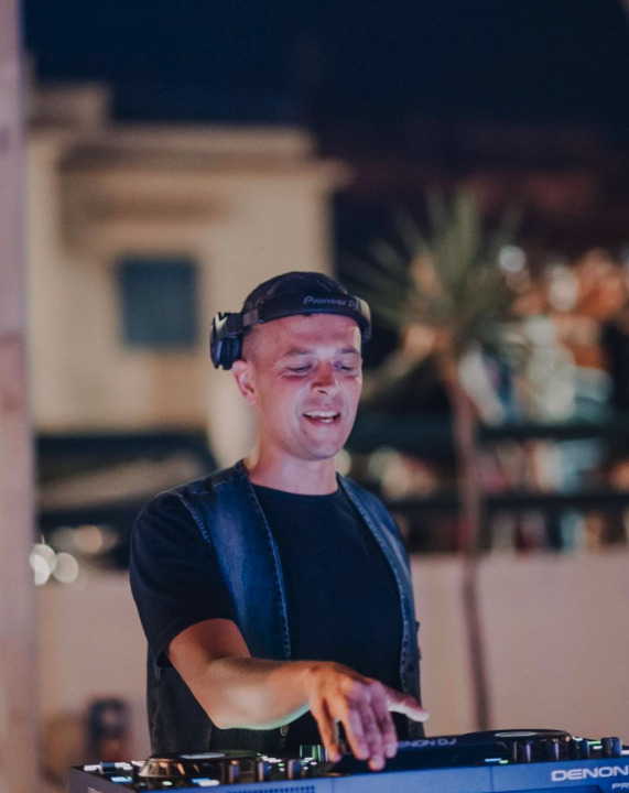 DJ Val - performance photo 11