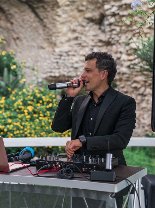 DJ Val - performance photo 10