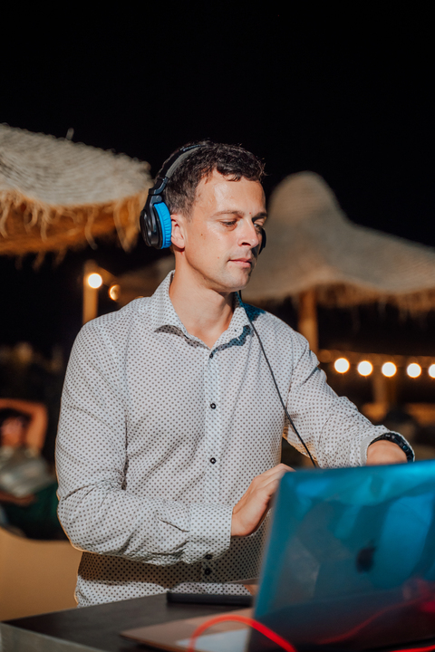 DJ Val - performance photo 8