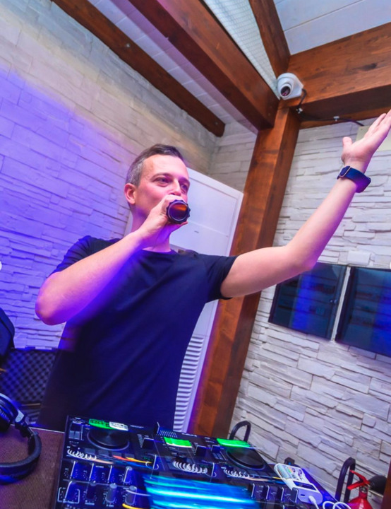 DJ Val - performance photo 13