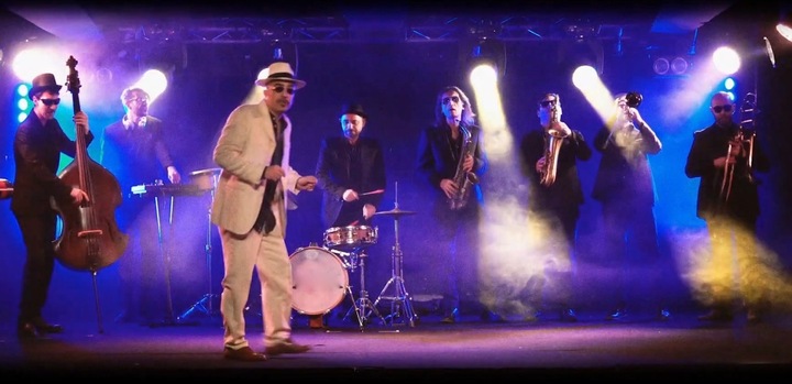 Milan Swings - performance photo 3