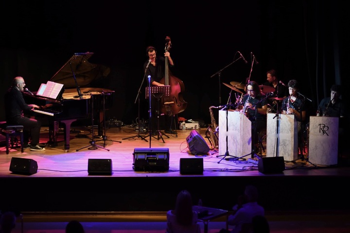 Milan Swings - performance photo 2
