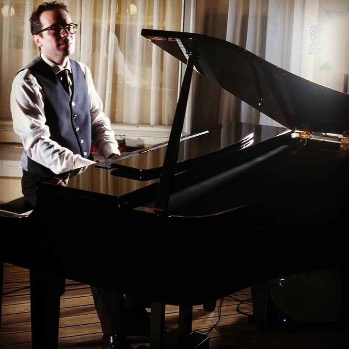 Garda Wedding Pianist - performance photo 8