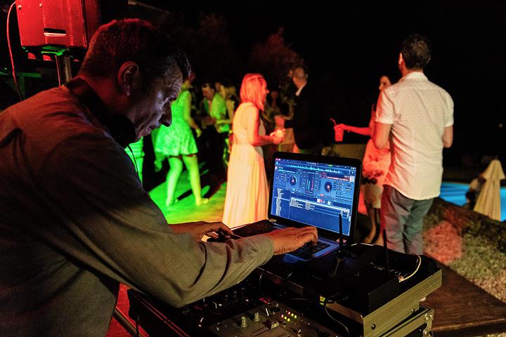 DJ Lozzy - performance photo 3