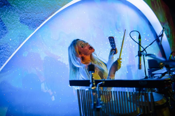 Solid Gold - performance photo 1